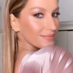 Gisele Bündchen Instagram - Flashback from MET Monday .. before the ball! Video and beauty: @hungvanngo Hair: @harryjoshhair 💃🏼 Flashback da segunda-feira .. antes do baile do MET!