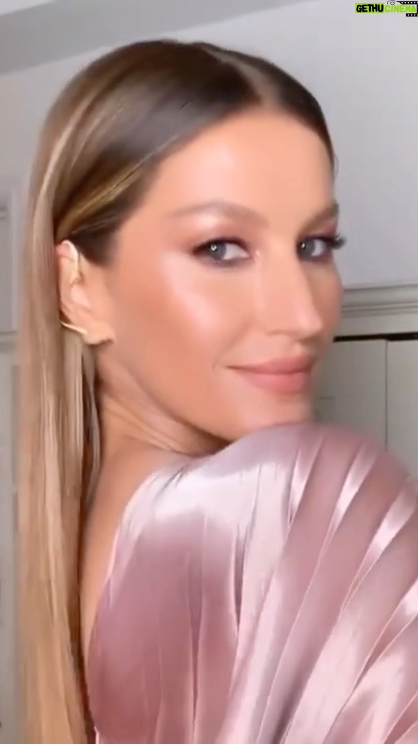 Gisele Bündchen Instagram - Flashback from MET Monday .. before the ball! Video and beauty: @hungvanngo Hair: @harryjoshhair 💃🏼 Flashback da segunda-feira .. antes do baile do MET!