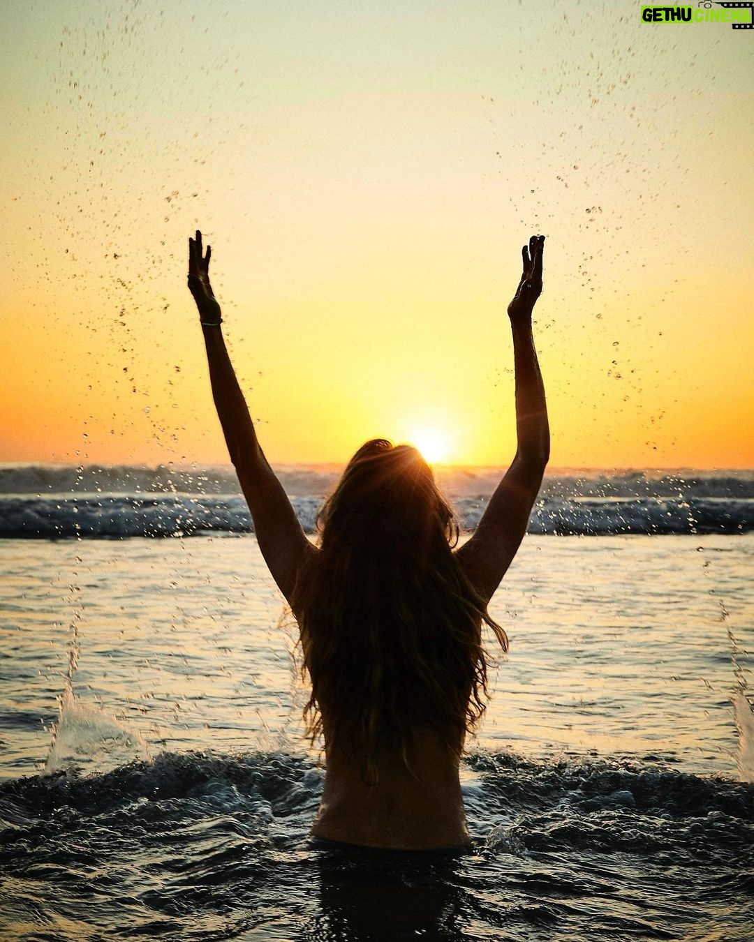 Gisele Bündchen Instagram - Miracles start to happen when you give energy to your dreams rather than your fears. Every day is a new day—a new opportunity for change, a chance to put aside our fears and focus our energy on what we want to create. We can manifest anything we put our minds to! With every step, every thought, every action, and every feeling, we create our own reality. So let’s remember to focus our energy on our dreams, and the lives we want to be living, and work to make them happen!✨✨✨ Os milagres acontecem quando você dá mais energia aos seus sonhos do que aos seus medos. Todo dia é um novo dia - uma nova oportunidade de mudança, uma chance de deixar de lado nossos medos e concentrar nossa energia no que queremos criar. Podemos manifestar qualquer coisa que colocarmos em nossas mentes! A cada passo, a cada pensamento, a cada ação e a cada sentimento, criamos nossa própria realidade. Então, vamos nos lembrar de focar nossa energia em nossos sonhos e na vida que queremos viver, e trabalhar para que eles aconteçam! #equinocio #happyequinox