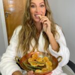 Gisele Bündchen Instagram - Bom dia Brasil!! A cara de que AMA pão de queijo! Alguém mais aí? Good morning Brazil! The face of who loves pão de queijo (cheese bread). Have you ever tried?