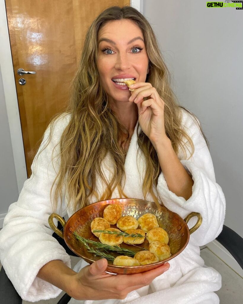 Gisele Bündchen Instagram - Bom dia Brasil!! A cara de que AMA pão de queijo! Alguém mais aí? Good morning Brazil! The face of who loves pão de queijo (cheese bread). Have you ever tried?