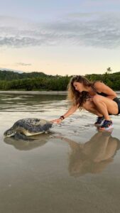 Gisele Bündchen Instagram - Life is a series of opportunities that appear daily, and we choose what to do with them. Today was no different. Early this morning I was walking on the beach and Onyx started barking at a pile of ocean trash that had washed during high tide. When I came closer I saw this beautiful turtle turned upside down with a look of hopelessness and exhaustion in her eyes, her body knotted and entangled in a fishing net. I immediately started to free her from the net that was strangling her, but even after we got her untied, she was too tired to make her way back to the ocean. I didn’t think twice, I just picked her up and carry her to the water.(amazing how adrenaline can make you stronger!) I felt relieved and so happy to see her swim away freely, grateful that I was there and able to help. But there are so many other animals that unfortunately end up dying on nets like this. Today I was reminded that we must become more aware of our ways as a species and help protect all animals, it's our choice. I pray that we can all rise and remember that the opportunity to change begins with a single act 🙏 A vida é uma série de oportunidades que aparecem diariamente, e nós escolhemos o que fazer com elas. Hoje não foi diferente. De manhã cedinho, estava caminhando na praia, e meu cachorro começou a latir para uma pilha de lixo na areia que veio com a maré alta. Quando cheguei mais perto, vi a tartaruga de cabeça para baixo com uma expressão de desespero e cansaço nos olhos, o corpo atado e emaranhado em uma rede de pesca. Imediatamente comecei a libertá-la da rede que a estava estrangulando, mas mesmo depois de desamarrá-la, vi que estava cansada demais para voltar ao oceano. Então a peguei e carreguei para a água. Incrível como a adrenalina pode nos tornar mais fortes! Fiquei muito feliz ao vê-la livre nadando para longe. Fiquei muito grata por estar lá para ajudá-la, mas existem tantos outros animais que infelizmente acabam morrendo em redes como esta. Podemos nos tornar mais conscientes de nossos caminhos como espécie e ajudar a proteger os animais, é uma escolha. Rezo para que todos possamos nos conscientizar e lembrar que a oportunidade de mudar começa com um único ato.