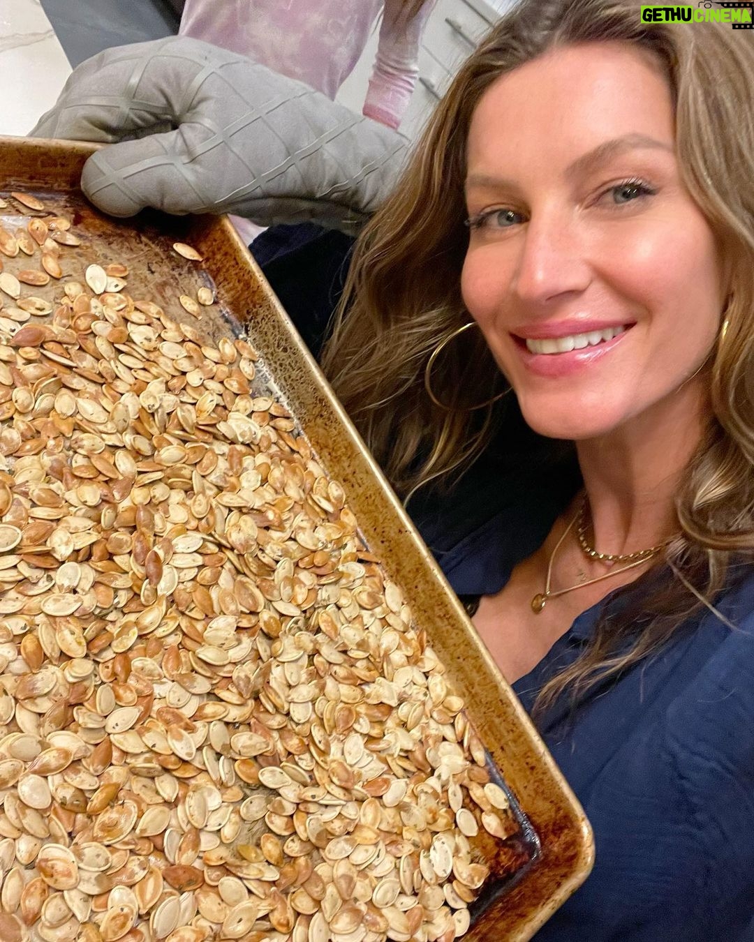 Gisele Bündchen Instagram - Getting the best out of pumpkin season! How about making a quick, healthy snack? If you like salty, healthy, crunchy snacks as much as I do, here is one of my favorites: Baked pumpkin seeds! Along with being a good protein sources, pumpkin seeds are loaded with nutrients, including fiber, phosphorus, omega-3 fats, magnesium, zinc, iron copper, vitamin B, and antioxidants. Swipe left for the recipe, and to read about all the benefits of pumpkin seeds. If you have any other ideas about how to season the seeds, I’d love to hear them! Thank you, and I hope you have a great week! 😋 Tirando proveito da temporada de abóboras! Que tal fazer um lanche rápido e saudável? Se você gosta de lanches salgados, saudáveis e crocantes tanto quanto eu, aqui está um dos meus favoritos: Sementes de abóbora assadas! Além de ser uma boa fonte de proteína, as sementes de abóbora são carregadas de nutrientes, incluindo fibras, fósforo, gorduras ômega-3, magnésio, zinco, ferro, cobre, vitamina B e antioxidantes. Deslize para a esquerda para ver a receita e ler sobre todos os benefícios das sementes de abóbora. Se você tiver outras ideias sobre como temperar as sementes, eu adoraria saber! Obrigada e espero que tenha uma ótima semana! #pumpkin #abóbora