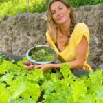 Gisele Bündchen Instagram - “Let food be thy medicine” I truly believe in this ancient saying, as I experienced a huge difference in my health and the quality of my life when I began making better food choices. I dug deeper—and today I understand the benefits of everything I eat, and how my diet helps nourish my body, my soul, and my spirit. When we eat foods that are alive (and not processed), their nutrients and vitamins keep us healthier while also helping our bodies function in an optimal way. After all, our health is our biggest wealth. One of my favorite things to do is eat from my garden (I’m really proud of my garden.) Here are a few benefits of our favorite herbs and spices (swipe left to see). What are some of your favorites? ✨🙏🥦 “Deixe que o alimento seja o seu remédio” Eu realmente acredito neste antigo ditado, pois experimentei uma enorme diferença na minha saúde e na minha qualidade de vida quando comecei a fazer melhores escolhas alimentares. Busquei entender como a comida me influencia e hoje entendo os benefícios de tudo que como e como minha dieta ajuda a nutrir meu corpo, minha alma e meu espírito. Quando comemos alimentos vivos (e não processados), seus nutrientes e vitaminas nos mantêm mais saudáveis e também ajudam nosso corpo a funcionar melhor. Afinal, nossa saúde é nossa maior riqueza. Uma das minhas coisas favoritas é comer o que colho do meu jardim (tenho muito orgulho da minha hortinha). Aqui estão alguns benefícios de nossas ervas e especiarias favoritas (deslize para a esquerda para ver). Quais são os favoritos de vocês? #diadaalimentação #gratidão #worldfoodday #nature #gratitude