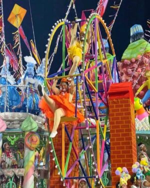 Gisele Bündchen Instagram - Foi muito especial voltar ao Carnaval e prestigiar esta festa tão linda da nossa cultura.✨
It was so special to return to Carnival and honor this beautiful celebration of our Brazilian culture.