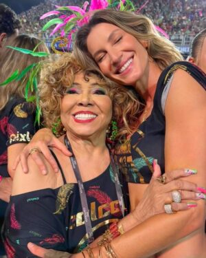 Gisele Bündchen Instagram - Foi muito especial voltar ao Carnaval e prestigiar esta festa tão linda da nossa cultura.✨
It was so special to return to Carnival and honor this beautiful celebration of our Brazilian culture.