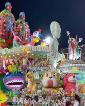 Gisele Bündchen Instagram - Foi muito especial voltar ao Carnaval e prestigiar esta festa tão linda da nossa cultura.✨
It was so special to return to Carnival and honor this beautiful celebration of our Brazilian culture.