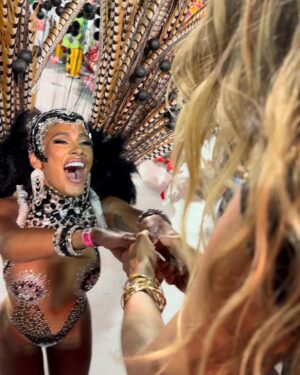 Gisele Bündchen Instagram - Foi muito especial voltar ao Carnaval e prestigiar esta festa tão linda da nossa cultura.✨
It was so special to return to Carnival and honor this beautiful celebration of our Brazilian culture.