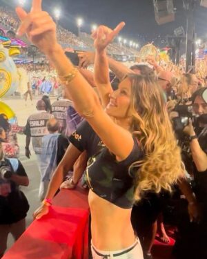 Gisele Bündchen Instagram - Foi muito especial voltar ao Carnaval e prestigiar esta festa tão linda da nossa cultura.✨
It was so special to return to Carnival and honor this beautiful celebration of our Brazilian culture.