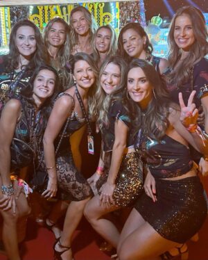 Gisele Bündchen Instagram - Foi muito especial voltar ao Carnaval e prestigiar esta festa tão linda da nossa cultura.✨
It was so special to return to Carnival and honor this beautiful celebration of our Brazilian culture.