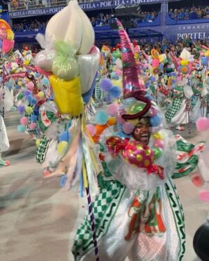Gisele Bündchen Instagram - Foi muito especial voltar ao Carnaval e prestigiar esta festa tão linda da nossa cultura.✨
It was so special to return to Carnival and honor this beautiful celebration of our Brazilian culture.