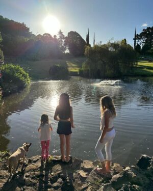 Gisele Bündchen Instagram - É o meu Rio Grande do Sul Céu, Sol, Sul, terra e cor Onde tudo o que se planta cresce e o que mais floresce é o amor.
Sempre tão bom voltar pra casa❤️
Always so good to be back home