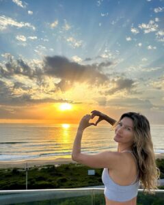 Gisele Bündchen Instagram - Recharging with my little ones in the country of my ❤️! Recarregando as energias com meus pequenos no país do meu ❤️! Praia Brava Norte - SC