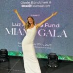 Gisele Bündchen Instagram - I used to think how can I make a difference? I am just one person in this enormous world and there is just too much to do, but early on I understood that to amplify change it is essential to join forces and that trough dedication and collaboration everything is possible. From the bottom of my heart, I want to thank everyone who was at the Luz Alliance Gala yesterday, helping us to support nature. Together we were able to raise funds that will be help so many people and projects in Brazil. A special thanks to the amazing @ivetesangalo , @robinrobertsgma , @ingridsilva and @brazilfound . As Desmond Tutu said: “Do your little bit of good where you are; it's those little bits of good put together that overwhelm the world.” ❤️🙏✨ Costumava pensar: Como posso fazer a diferença? Sou apenas uma pessoa neste mundo enorme e há tanto para ser feito, mas desde cedo percebi que para amplificar a mudança é fundamental unir forças e que através da dedicação e colaboração, tudo é possível. Do fundo do coração, quero agradecer a todos os que estiveram ontem na Gala da Luz Alliance, ajudando-nos a apoiar a natureza. Juntos conseguimos arrecadar fundos que vão ajudar muitas pessoas e projetos no Brasil. Um agradecimento especial às incríveis @IveteSangalo, @RobinRobertsGMA, @IngridSilva e @brazilfound. Como disse Desmond Tutu: “Faça o seu pouco de bem onde você estiver; são esses pequenos pedaços de bem juntos que inundam o mundo.”