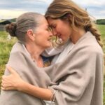 Gisele Bündchen Instagram - A mother’s love. An indescribable feeling that challenges and inspires us to be better for our children--and to our children. I feel blessed to keep receiving the gift of being a mother to special beings who teach me so much every day. Congratulations to all the mothers of the world! I send you all my love and reverence, especially to my own mother, my wonder woman, a warrior who raised her six daughters with such love and care. Love you, mom! ❤️ Amor de mãe. Um sentimento indescritível, incalculável que nos desafia e inspira a sermos melhores pelos filhos e para eles. Me sinto abençoada por ter recebido o presente de ser mãe de seres tão especiais, que me ensinam tanto todos os dias. Parabéns a todas as mães! Mandando todo meu amor e minha reverência pra vocês e, em especial, para minha ‘mãe, minha mulher maravilha’, guerreira que criou com todo o seu amor e cuidado suas 6 filhas. Te amo mãe !