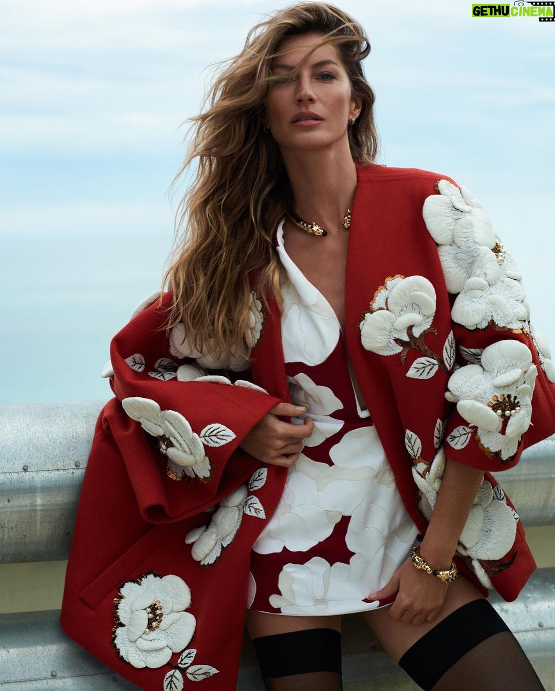 Gisele Bündchen Instagram - @vmagazine is out now! 📸