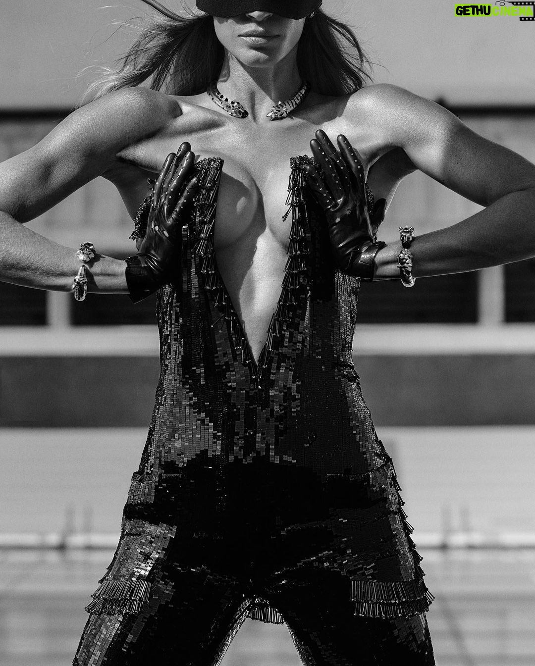 Gisele Bündchen Instagram - @vmagazine is out now! 📸