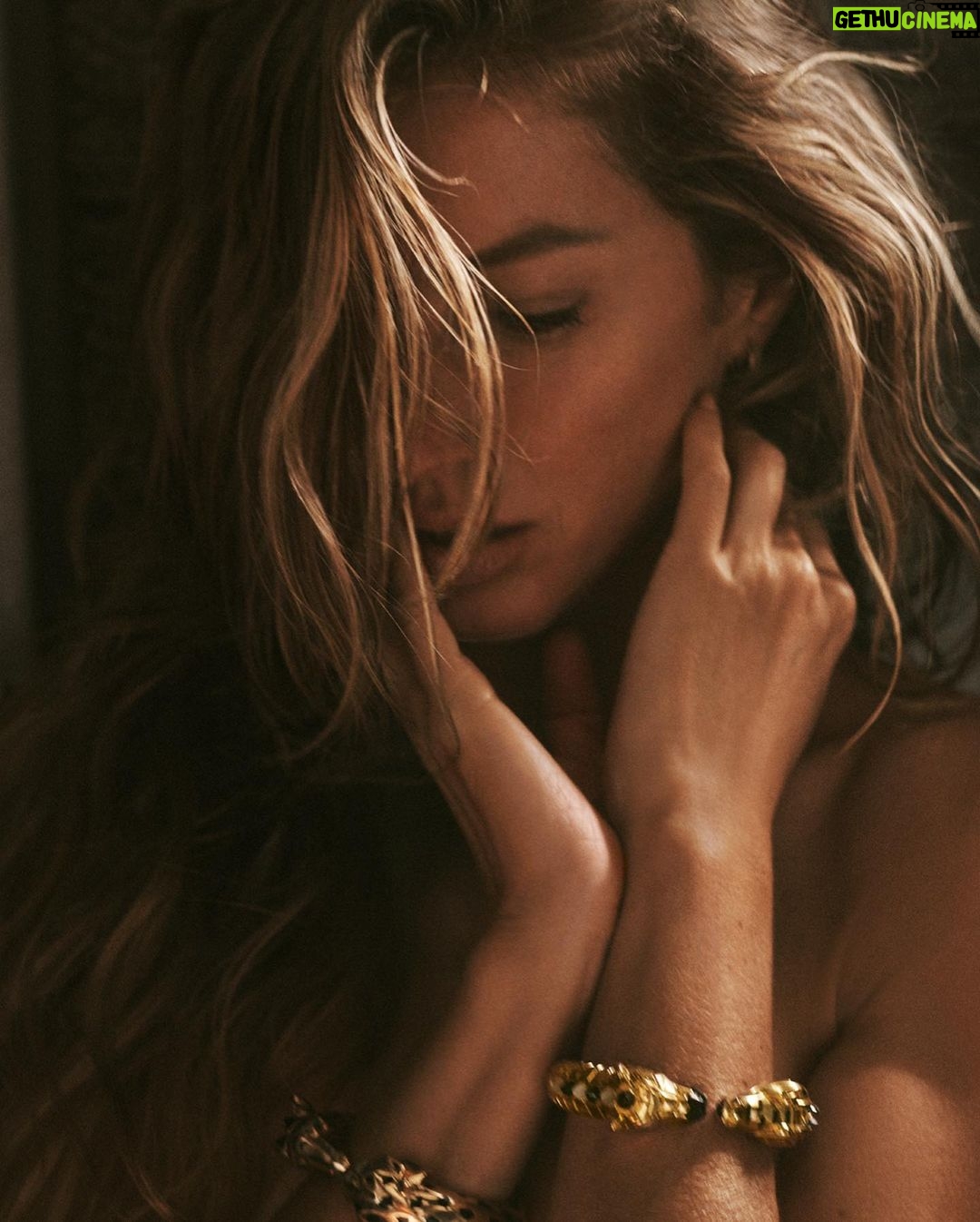Gisele Bündchen Instagram - @vmagazine is out now! 📸