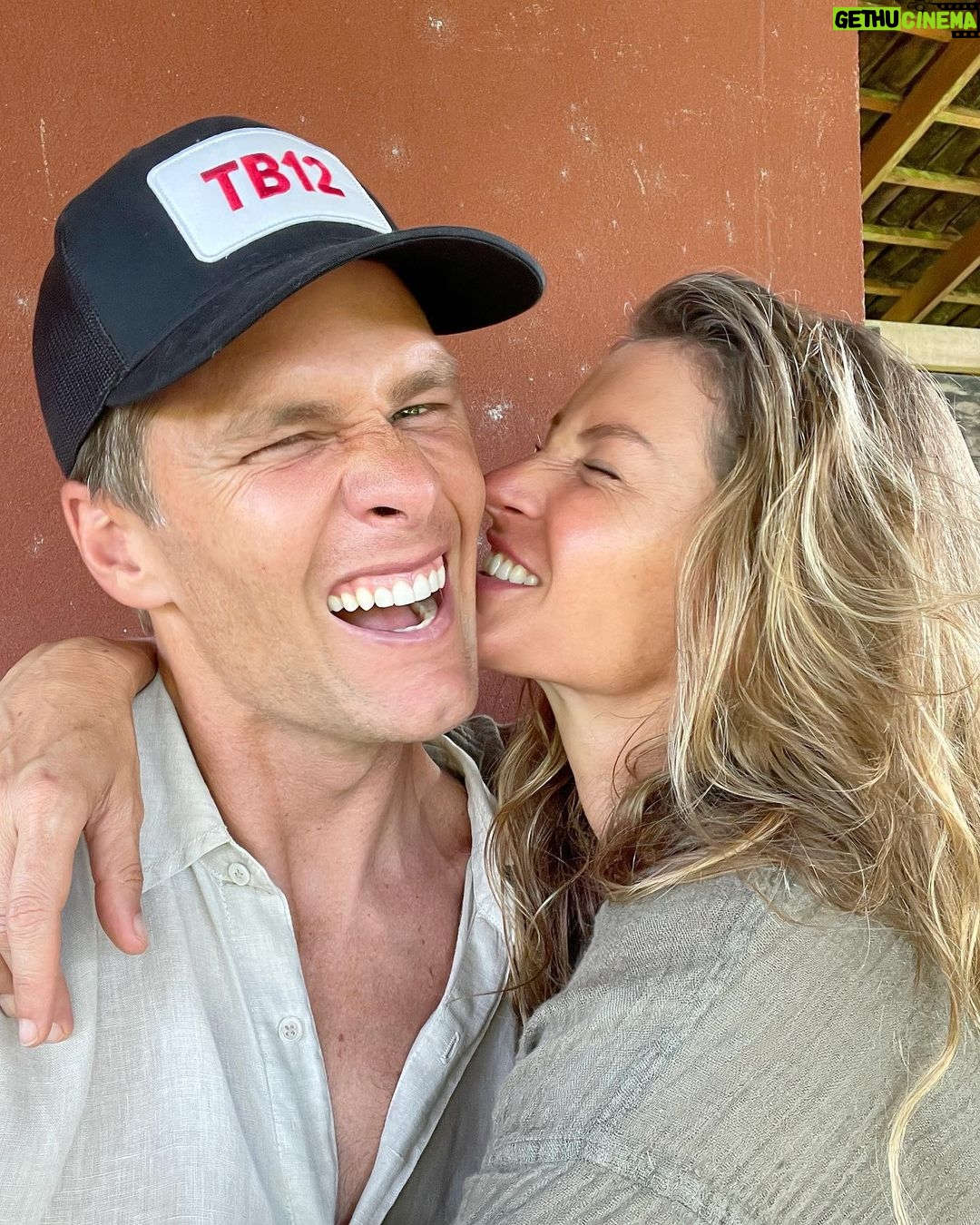 Gisele Bündchen Instagram - Happy Valentines day hubby! Hope you like your gift. Let’s grow some love and make the world greener! Te amo ❤️ Feliz dia dos namorados lovvvey! Espero que goste do teu presente. Vamos plantar amor e deixar o mundo mais verde! Te amo.