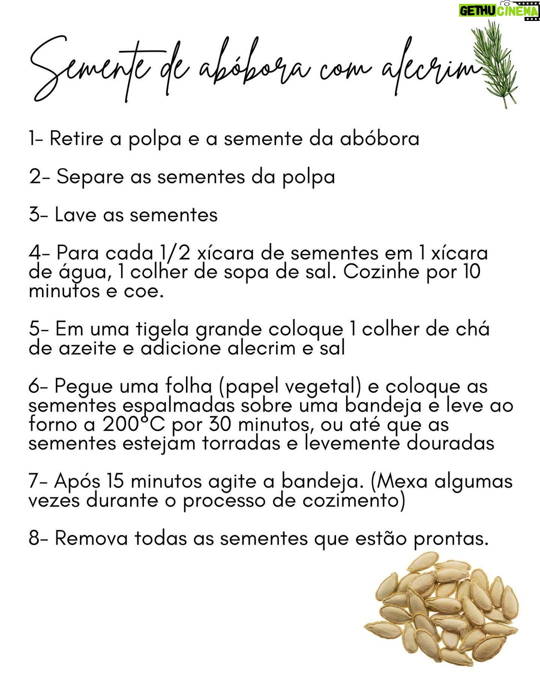 Gisele Bündchen Instagram - Getting the best out of pumpkin season! How about making a quick, healthy snack? If you like salty, healthy, crunchy snacks as much as I do, here is one of my favorites: Baked pumpkin seeds! Along with being a good protein sources, pumpkin seeds are loaded with nutrients, including fiber, phosphorus, omega-3 fats, magnesium, zinc, iron copper, vitamin B, and antioxidants. Swipe left for the recipe, and to read about all the benefits of pumpkin seeds. If you have any other ideas about how to season the seeds, I’d love to hear them! Thank you, and I hope you have a great week! 😋 Tirando proveito da temporada de abóboras! Que tal fazer um lanche rápido e saudável? Se você gosta de lanches salgados, saudáveis e crocantes tanto quanto eu, aqui está um dos meus favoritos: Sementes de abóbora assadas! Além de ser uma boa fonte de proteína, as sementes de abóbora são carregadas de nutrientes, incluindo fibras, fósforo, gorduras ômega-3, magnésio, zinco, ferro, cobre, vitamina B e antioxidantes. Deslize para a esquerda para ver a receita e ler sobre todos os benefícios das sementes de abóbora. Se você tiver outras ideias sobre como temperar as sementes, eu adoraria saber! Obrigada e espero que tenha uma ótima semana! #pumpkin #abóbora