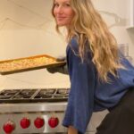 Gisele Bündchen Instagram - Getting the best out of pumpkin season! How about making a quick, healthy snack? If you like salty, healthy, crunchy snacks as much as I do, here is one of my favorites: Baked pumpkin seeds! Along with being a good protein sources, pumpkin seeds are loaded with nutrients, including fiber, phosphorus, omega-3 fats, magnesium, zinc, iron copper, vitamin B, and antioxidants. Swipe left for the recipe, and to read about all the benefits of pumpkin seeds. If you have any other ideas about how to season the seeds, I’d love to hear them! Thank you, and I hope you have a great week! 😋 Tirando proveito da temporada de abóboras! Que tal fazer um lanche rápido e saudável? Se você gosta de lanches salgados, saudáveis e crocantes tanto quanto eu, aqui está um dos meus favoritos: Sementes de abóbora assadas! Além de ser uma boa fonte de proteína, as sementes de abóbora são carregadas de nutrientes, incluindo fibras, fósforo, gorduras ômega-3, magnésio, zinco, ferro, cobre, vitamina B e antioxidantes. Deslize para a esquerda para ver a receita e ler sobre todos os benefícios das sementes de abóbora. Se você tiver outras ideias sobre como temperar as sementes, eu adoraria saber! Obrigada e espero que tenha uma ótima semana! #pumpkin #abóbora