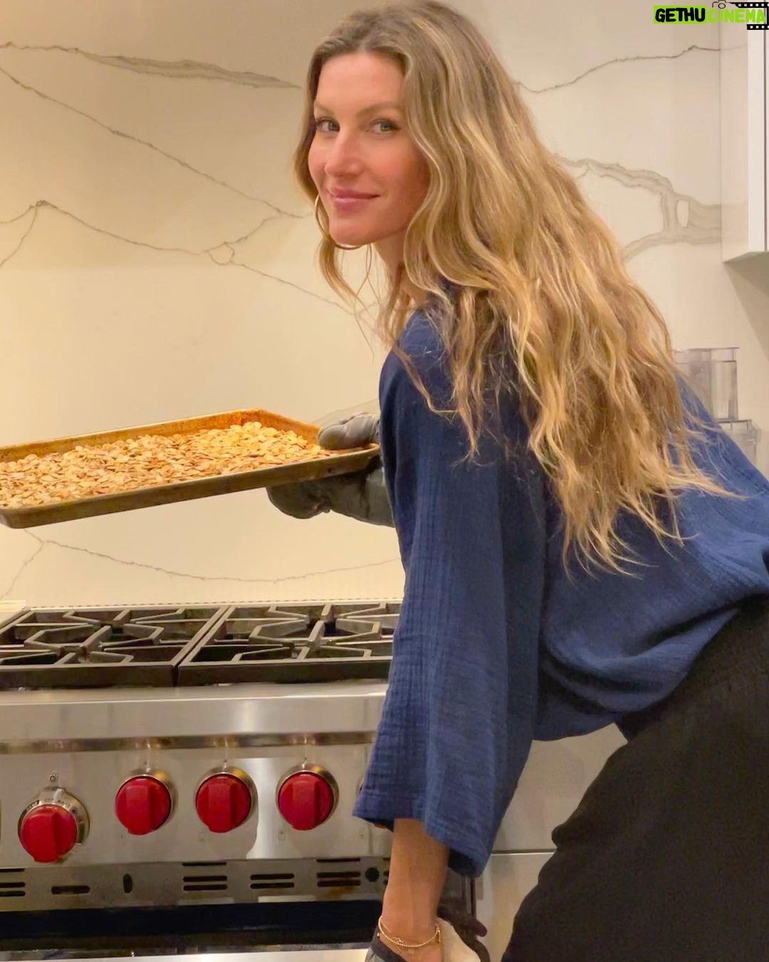 Gisele Bündchen Instagram - Getting the best out of pumpkin season! How about making a quick, healthy snack? If you like salty, healthy, crunchy snacks as much as I do, here is one of my favorites: Baked pumpkin seeds! Along with being a good protein sources, pumpkin seeds are loaded with nutrients, including fiber, phosphorus, omega-3 fats, magnesium, zinc, iron copper, vitamin B, and antioxidants. Swipe left for the recipe, and to read about all the benefits of pumpkin seeds. If you have any other ideas about how to season the seeds, I’d love to hear them! Thank you, and I hope you have a great week! 😋 Tirando proveito da temporada de abóboras! Que tal fazer um lanche rápido e saudável? Se você gosta de lanches salgados, saudáveis e crocantes tanto quanto eu, aqui está um dos meus favoritos: Sementes de abóbora assadas! Além de ser uma boa fonte de proteína, as sementes de abóbora são carregadas de nutrientes, incluindo fibras, fósforo, gorduras ômega-3, magnésio, zinco, ferro, cobre, vitamina B e antioxidantes. Deslize para a esquerda para ver a receita e ler sobre todos os benefícios das sementes de abóbora. Se você tiver outras ideias sobre como temperar as sementes, eu adoraria saber! Obrigada e espero que tenha uma ótima semana! #pumpkin #abóbora