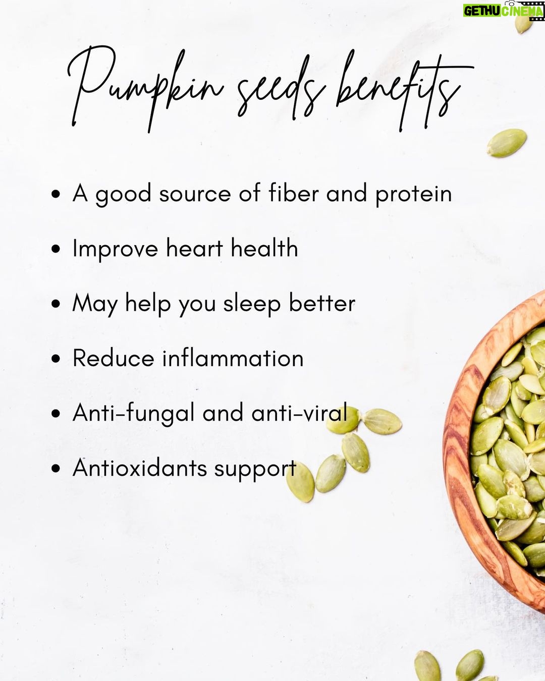 Gisele Bündchen Instagram - Getting the best out of pumpkin season! How about making a quick, healthy snack? If you like salty, healthy, crunchy snacks as much as I do, here is one of my favorites: Baked pumpkin seeds! Along with being a good protein sources, pumpkin seeds are loaded with nutrients, including fiber, phosphorus, omega-3 fats, magnesium, zinc, iron copper, vitamin B, and antioxidants. Swipe left for the recipe, and to read about all the benefits of pumpkin seeds. If you have any other ideas about how to season the seeds, I’d love to hear them! Thank you, and I hope you have a great week! 😋 Tirando proveito da temporada de abóboras! Que tal fazer um lanche rápido e saudável? Se você gosta de lanches salgados, saudáveis e crocantes tanto quanto eu, aqui está um dos meus favoritos: Sementes de abóbora assadas! Além de ser uma boa fonte de proteína, as sementes de abóbora são carregadas de nutrientes, incluindo fibras, fósforo, gorduras ômega-3, magnésio, zinco, ferro, cobre, vitamina B e antioxidantes. Deslize para a esquerda para ver a receita e ler sobre todos os benefícios das sementes de abóbora. Se você tiver outras ideias sobre como temperar as sementes, eu adoraria saber! Obrigada e espero que tenha uma ótima semana! #pumpkin #abóbora