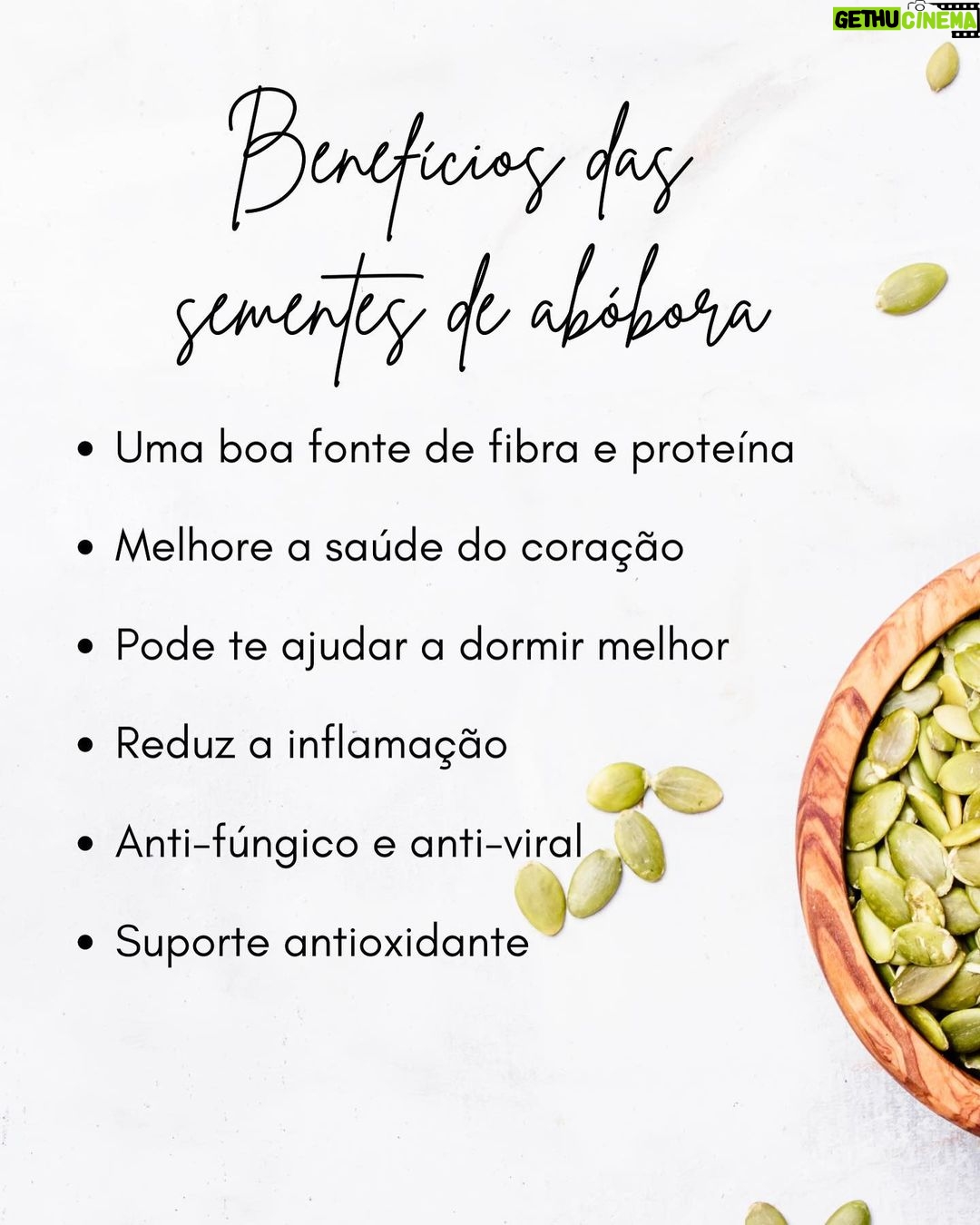 Gisele Bündchen Instagram - Getting the best out of pumpkin season! How about making a quick, healthy snack? If you like salty, healthy, crunchy snacks as much as I do, here is one of my favorites: Baked pumpkin seeds! Along with being a good protein sources, pumpkin seeds are loaded with nutrients, including fiber, phosphorus, omega-3 fats, magnesium, zinc, iron copper, vitamin B, and antioxidants. Swipe left for the recipe, and to read about all the benefits of pumpkin seeds. If you have any other ideas about how to season the seeds, I’d love to hear them! Thank you, and I hope you have a great week! 😋 Tirando proveito da temporada de abóboras! Que tal fazer um lanche rápido e saudável? Se você gosta de lanches salgados, saudáveis e crocantes tanto quanto eu, aqui está um dos meus favoritos: Sementes de abóbora assadas! Além de ser uma boa fonte de proteína, as sementes de abóbora são carregadas de nutrientes, incluindo fibras, fósforo, gorduras ômega-3, magnésio, zinco, ferro, cobre, vitamina B e antioxidantes. Deslize para a esquerda para ver a receita e ler sobre todos os benefícios das sementes de abóbora. Se você tiver outras ideias sobre como temperar as sementes, eu adoraria saber! Obrigada e espero que tenha uma ótima semana! #pumpkin #abóbora