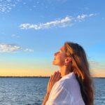 Gisele Bündchen Instagram - I created the Luz Alliance Fund to help the most vulnerable families in Brazil during the pandemic and I am thrilled that together we raised over R$ 7,7 M funds that directly supported more than 143,000 people to date. This was only possible because of every person who worked in and out of the 40 organizations supported by the Luz Alliance Fund. Thank you so much for your dedication and amazing work. Thank you @brazilfound for your support and your partnership and thank for everybody who contributed to the fund. We couldn't have accomplished what we did without all of you! Let's keep this chain of solidarity and collaboration. We can each find our own way of doing good. Every action and every donation count—and generosity only generates more generosity. Together we are stronger and there is nothing we can’t do. 🤛🏼 Criei o Fundo Luz Alliance para ajudar as famílias mais vulneráveis no Brasil durante a pandemia e estou emocionada porque, juntos, arrecadamos mais de R$7,7 milhões, que apoiaram diretamente mais de 143.000 pessoas até agora. Isso não teria sido possível sem cada uma das pessoas que trabalharam dentro e fora das 40 organizações apoiadas pelo Fundo Luz Alliance. Muito obrigada pela sua dedicação e excelente trabalho. Obrigada BrazilFoundation pelo seu apoio e parceria e obrigada a todos que doaram. Não conseguiríamos ajudar tantas pessoas sem todos vocês! Vamos manter essa cadeia de solidariedade e colaboração. Cada um de nós pode encontrar sua própria maneira de fazer o bem. Cada ação e cada doação contam - generosidade apenas gera mais generosidade. Juntos, somos mais fortes e não há nada que não possamos fazer.