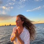 Gisele Bündchen Instagram - I created the Luz Alliance Fund to help the most vulnerable families in Brazil during the pandemic and I am thrilled that together we raised over R$ 7,7 M funds that directly supported more than 143,000 people to date. This was only possible because of every person who worked in and out of the 40 organizations supported by the Luz Alliance Fund. Thank you so much for your dedication and amazing work. Thank you @brazilfound for your support and your partnership and thank for everybody who contributed to the fund. We couldn't have accomplished what we did without all of you! Let's keep this chain of solidarity and collaboration. We can each find our own way of doing good. Every action and every donation count—and generosity only generates more generosity. Together we are stronger and there is nothing we can’t do. 🤛🏼 Criei o Fundo Luz Alliance para ajudar as famílias mais vulneráveis no Brasil durante a pandemia e estou emocionada porque, juntos, arrecadamos mais de R$7,7 milhões, que apoiaram diretamente mais de 143.000 pessoas até agora. Isso não teria sido possível sem cada uma das pessoas que trabalharam dentro e fora das 40 organizações apoiadas pelo Fundo Luz Alliance. Muito obrigada pela sua dedicação e excelente trabalho. Obrigada BrazilFoundation pelo seu apoio e parceria e obrigada a todos que doaram. Não conseguiríamos ajudar tantas pessoas sem todos vocês! Vamos manter essa cadeia de solidariedade e colaboração. Cada um de nós pode encontrar sua própria maneira de fazer o bem. Cada ação e cada doação contam - generosidade apenas gera mais generosidade. Juntos, somos mais fortes e não há nada que não possamos fazer.