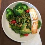 Gisele Bündchen Instagram - “Let food be thy medicine” I truly believe in this ancient saying, as I experienced a huge difference in my health and the quality of my life when I began making better food choices. I dug deeper—and today I understand the benefits of everything I eat, and how my diet helps nourish my body, my soul, and my spirit. When we eat foods that are alive (and not processed), their nutrients and vitamins keep us healthier while also helping our bodies function in an optimal way. After all, our health is our biggest wealth. One of my favorite things to do is eat from my garden (I’m really proud of my garden.) Here are a few benefits of our favorite herbs and spices (swipe left to see). What are some of your favorites? ✨🙏🥦 “Deixe que o alimento seja o seu remédio” Eu realmente acredito neste antigo ditado, pois experimentei uma enorme diferença na minha saúde e na minha qualidade de vida quando comecei a fazer melhores escolhas alimentares. Busquei entender como a comida me influencia e hoje entendo os benefícios de tudo que como e como minha dieta ajuda a nutrir meu corpo, minha alma e meu espírito. Quando comemos alimentos vivos (e não processados), seus nutrientes e vitaminas nos mantêm mais saudáveis e também ajudam nosso corpo a funcionar melhor. Afinal, nossa saúde é nossa maior riqueza. Uma das minhas coisas favoritas é comer o que colho do meu jardim (tenho muito orgulho da minha hortinha). Aqui estão alguns benefícios de nossas ervas e especiarias favoritas (deslize para a esquerda para ver). Quais são os favoritos de vocês? #diadaalimentação #gratidão #worldfoodday #nature #gratitude