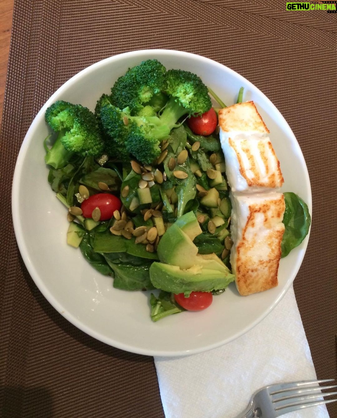 Gisele Bündchen Instagram - “Let food be thy medicine” I truly believe in this ancient saying, as I experienced a huge difference in my health and the quality of my life when I began making better food choices. I dug deeper—and today I understand the benefits of everything I eat, and how my diet helps nourish my body, my soul, and my spirit. When we eat foods that are alive (and not processed), their nutrients and vitamins keep us healthier while also helping our bodies function in an optimal way. After all, our health is our biggest wealth. One of my favorite things to do is eat from my garden (I’m really proud of my garden.) Here are a few benefits of our favorite herbs and spices (swipe left to see). What are some of your favorites? ✨🙏🥦 “Deixe que o alimento seja o seu remédio” Eu realmente acredito neste antigo ditado, pois experimentei uma enorme diferença na minha saúde e na minha qualidade de vida quando comecei a fazer melhores escolhas alimentares. Busquei entender como a comida me influencia e hoje entendo os benefícios de tudo que como e como minha dieta ajuda a nutrir meu corpo, minha alma e meu espírito. Quando comemos alimentos vivos (e não processados), seus nutrientes e vitaminas nos mantêm mais saudáveis e também ajudam nosso corpo a funcionar melhor. Afinal, nossa saúde é nossa maior riqueza. Uma das minhas coisas favoritas é comer o que colho do meu jardim (tenho muito orgulho da minha hortinha). Aqui estão alguns benefícios de nossas ervas e especiarias favoritas (deslize para a esquerda para ver). Quais são os favoritos de vocês? #diadaalimentação #gratidão #worldfoodday #nature #gratitude