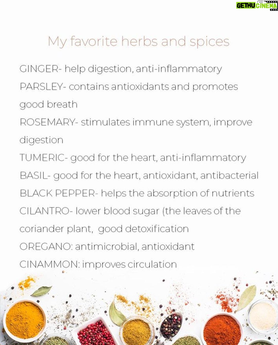 Gisele Bündchen Instagram - “Let food be thy medicine” I truly believe in this ancient saying, as I experienced a huge difference in my health and the quality of my life when I began making better food choices. I dug deeper—and today I understand the benefits of everything I eat, and how my diet helps nourish my body, my soul, and my spirit. When we eat foods that are alive (and not processed), their nutrients and vitamins keep us healthier while also helping our bodies function in an optimal way. After all, our health is our biggest wealth. One of my favorite things to do is eat from my garden (I’m really proud of my garden.) Here are a few benefits of our favorite herbs and spices (swipe left to see). What are some of your favorites? ✨🙏🥦 “Deixe que o alimento seja o seu remédio” Eu realmente acredito neste antigo ditado, pois experimentei uma enorme diferença na minha saúde e na minha qualidade de vida quando comecei a fazer melhores escolhas alimentares. Busquei entender como a comida me influencia e hoje entendo os benefícios de tudo que como e como minha dieta ajuda a nutrir meu corpo, minha alma e meu espírito. Quando comemos alimentos vivos (e não processados), seus nutrientes e vitaminas nos mantêm mais saudáveis e também ajudam nosso corpo a funcionar melhor. Afinal, nossa saúde é nossa maior riqueza. Uma das minhas coisas favoritas é comer o que colho do meu jardim (tenho muito orgulho da minha hortinha). Aqui estão alguns benefícios de nossas ervas e especiarias favoritas (deslize para a esquerda para ver). Quais são os favoritos de vocês? #diadaalimentação #gratidão #worldfoodday #nature #gratitude