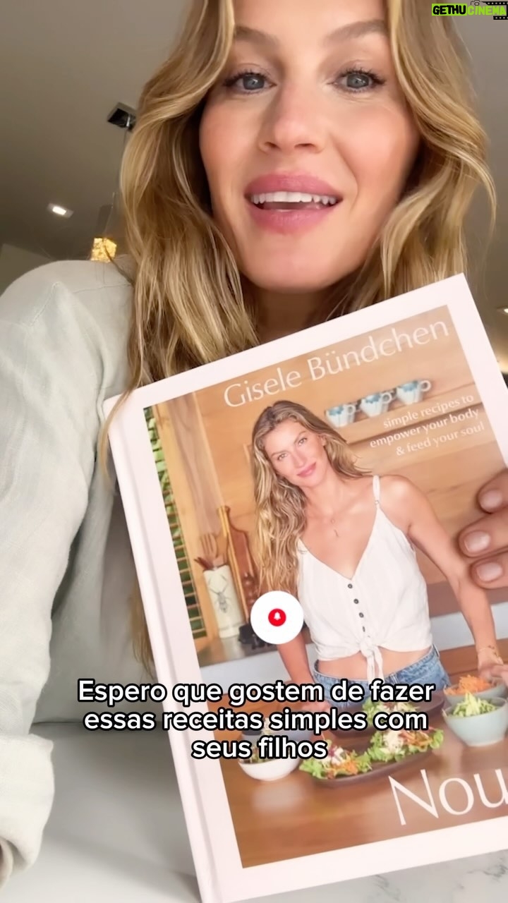 Gisele Bündchen Instagram - Just received the first copy of my new cookbook, Nourish: Simple Recipes to Empower Your Body and Feed Your Soul. I love to cook and I’m excited to share 100 of my favorite recipes with everyone. If you preorder today (link in profile) it will be on your doorstep on March 26th. Ask any questions about it in the comments 👇 Acabei de receber a primeira cópia impressa do meu livro de receitas, “Nutrir: Receitas simples para corpo e alma.” Adoro cozinhar e estou animada para dividir com vocês 100 das minhas receitas favoritas. Se você fizer o pedido antecipado hoje (link no perfil), ele estará à sua porta no dia 26 de março. Qualquer pergunta sobre o livro coloca nos comentários 👇
