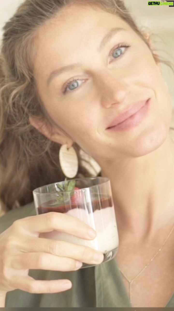 Gisele Bündchen Instagram - One of my favorite desserts, the one and only Strawberry chocolate parfait! Thank you Joanne for teaching me how to make it! Hope you guys enjoy ! Ps. Instead of the vanilla bean you can use a teaspoon of vanilla extract. 🍓✨ Uma das minhas sobremesas favoritas, o único parfait de morango com coco e chocolate! Obrigada Joanne por me ensinar como fazer essa delícia! Espero que gostem! Obs. Você pode trocar a fava de baunilha, por uma colher de chá de extrato de baunilha.
