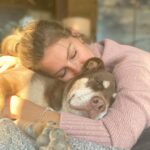 Gisele Bündchen Instagram - Our little Lulu, our guardian angel is gone to heaven. She will forever live in our hearts. We already miss her sooooo much! #unconditionallove RIPLua 💔 Nossa pequena Lulu, nossa anjinha da guarda foi para o céu. Ela viverá para sempre em nossos corações. Já estamos com muita saudade! #amorincondicional RIPLua