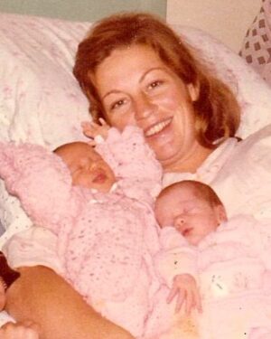 Gisele Bündchen Instagram - Mãezinha amada,
Dói saber que não poderei mais te abraçar, mas sei que você sempre estará nos cuidando. Você foi um anjo na terra, sempre ajudando todos ao seu redor. Sou muito grata por ser sua filha e por ter aprendido com você. Obrigada por ser o melhor exemplo de amor, força, compaixão, coragem e graça.
Vou sempre guardar com carinho as lindas memórias que compartilhamos e viverei pelos valores que você me ensinou. Você viverá para sempre através das muitas vidas que tocou.Obrigada por me dar cinco melhores amigas para a vida. Seu amor sempre nos guiará.
Te verei em meus sonhos.
Te amo ❤️

Beloved mom,
It hurts to know that I won’t be able to hug you anymore, but I know that you will always be watching over us. You were an angel on earth, always helping everyone around you. I am so grateful to be your daughter and to have learned from you. Thank you for being the best role model of love, strength, compassion, courage, and grace.
I will forever cherish the beautiful memories we shared and will live by the values you taught me. You will live forever through the many lives that you touched.
Thank you for giving me five best friends for life. Your love will always guide us. 
I will see you in my dreams.
Love you ❤️
