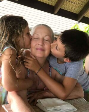 Gisele Bündchen Instagram - Mãezinha amada,
Dói saber que não poderei mais te abraçar, mas sei que você sempre estará nos cuidando. Você foi um anjo na terra, sempre ajudando todos ao seu redor. Sou muito grata por ser sua filha e por ter aprendido com você. Obrigada por ser o melhor exemplo de amor, força, compaixão, coragem e graça.
Vou sempre guardar com carinho as lindas memórias que compartilhamos e viverei pelos valores que você me ensinou. Você viverá para sempre através das muitas vidas que tocou.Obrigada por me dar cinco melhores amigas para a vida. Seu amor sempre nos guiará.
Te verei em meus sonhos.
Te amo ❤️

Beloved mom,
It hurts to know that I won’t be able to hug you anymore, but I know that you will always be watching over us. You were an angel on earth, always helping everyone around you. I am so grateful to be your daughter and to have learned from you. Thank you for being the best role model of love, strength, compassion, courage, and grace.
I will forever cherish the beautiful memories we shared and will live by the values you taught me. You will live forever through the many lives that you touched.
Thank you for giving me five best friends for life. Your love will always guide us. 
I will see you in my dreams.
Love you ❤️