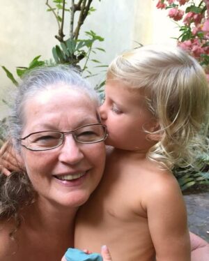 Gisele Bündchen Instagram - Mãezinha amada,
Dói saber que não poderei mais te abraçar, mas sei que você sempre estará nos cuidando. Você foi um anjo na terra, sempre ajudando todos ao seu redor. Sou muito grata por ser sua filha e por ter aprendido com você. Obrigada por ser o melhor exemplo de amor, força, compaixão, coragem e graça.
Vou sempre guardar com carinho as lindas memórias que compartilhamos e viverei pelos valores que você me ensinou. Você viverá para sempre através das muitas vidas que tocou.Obrigada por me dar cinco melhores amigas para a vida. Seu amor sempre nos guiará.
Te verei em meus sonhos.
Te amo ❤️

Beloved mom,
It hurts to know that I won’t be able to hug you anymore, but I know that you will always be watching over us. You were an angel on earth, always helping everyone around you. I am so grateful to be your daughter and to have learned from you. Thank you for being the best role model of love, strength, compassion, courage, and grace.
I will forever cherish the beautiful memories we shared and will live by the values you taught me. You will live forever through the many lives that you touched.
Thank you for giving me five best friends for life. Your love will always guide us. 
I will see you in my dreams.
Love you ❤️