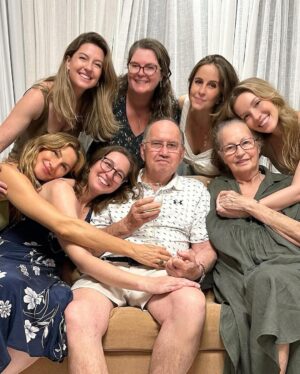 Gisele Bündchen Instagram - Mãezinha amada,
Dói saber que não poderei mais te abraçar, mas sei que você sempre estará nos cuidando. Você foi um anjo na terra, sempre ajudando todos ao seu redor. Sou muito grata por ser sua filha e por ter aprendido com você. Obrigada por ser o melhor exemplo de amor, força, compaixão, coragem e graça.
Vou sempre guardar com carinho as lindas memórias que compartilhamos e viverei pelos valores que você me ensinou. Você viverá para sempre através das muitas vidas que tocou.Obrigada por me dar cinco melhores amigas para a vida. Seu amor sempre nos guiará.
Te verei em meus sonhos.
Te amo ❤️

Beloved mom,
It hurts to know that I won’t be able to hug you anymore, but I know that you will always be watching over us. You were an angel on earth, always helping everyone around you. I am so grateful to be your daughter and to have learned from you. Thank you for being the best role model of love, strength, compassion, courage, and grace.
I will forever cherish the beautiful memories we shared and will live by the values you taught me. You will live forever through the many lives that you touched.
Thank you for giving me five best friends for life. Your love will always guide us. 
I will see you in my dreams.
Love you ❤️