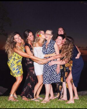Gisele Bündchen Instagram - Mãezinha amada,
Dói saber que não poderei mais te abraçar, mas sei que você sempre estará nos cuidando. Você foi um anjo na terra, sempre ajudando todos ao seu redor. Sou muito grata por ser sua filha e por ter aprendido com você. Obrigada por ser o melhor exemplo de amor, força, compaixão, coragem e graça.
Vou sempre guardar com carinho as lindas memórias que compartilhamos e viverei pelos valores que você me ensinou. Você viverá para sempre através das muitas vidas que tocou.Obrigada por me dar cinco melhores amigas para a vida. Seu amor sempre nos guiará.
Te verei em meus sonhos.
Te amo ❤️

Beloved mom,
It hurts to know that I won’t be able to hug you anymore, but I know that you will always be watching over us. You were an angel on earth, always helping everyone around you. I am so grateful to be your daughter and to have learned from you. Thank you for being the best role model of love, strength, compassion, courage, and grace.
I will forever cherish the beautiful memories we shared and will live by the values you taught me. You will live forever through the many lives that you touched.
Thank you for giving me five best friends for life. Your love will always guide us. 
I will see you in my dreams.
Love you ❤️