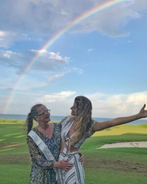 Gisele Bündchen Instagram - Mãezinha amada,
Dói saber que não poderei mais te abraçar, mas sei que você sempre estará nos cuidando. Você foi um anjo na terra, sempre ajudando todos ao seu redor. Sou muito grata por ser sua filha e por ter aprendido com você. Obrigada por ser o melhor exemplo de amor, força, compaixão, coragem e graça.
Vou sempre guardar com carinho as lindas memórias que compartilhamos e viverei pelos valores que você me ensinou. Você viverá para sempre através das muitas vidas que tocou.Obrigada por me dar cinco melhores amigas para a vida. Seu amor sempre nos guiará.
Te verei em meus sonhos.
Te amo ❤️

Beloved mom,
It hurts to know that I won’t be able to hug you anymore, but I know that you will always be watching over us. You were an angel on earth, always helping everyone around you. I am so grateful to be your daughter and to have learned from you. Thank you for being the best role model of love, strength, compassion, courage, and grace.
I will forever cherish the beautiful memories we shared and will live by the values you taught me. You will live forever through the many lives that you touched.
Thank you for giving me five best friends for life. Your love will always guide us. 
I will see you in my dreams.
Love you ❤️