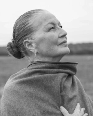 Gisele Bündchen Instagram - Mãezinha amada,
Dói saber que não poderei mais te abraçar, mas sei que você sempre estará nos cuidando. Você foi um anjo na terra, sempre ajudando todos ao seu redor. Sou muito grata por ser sua filha e por ter aprendido com você. Obrigada por ser o melhor exemplo de amor, força, compaixão, coragem e graça.
Vou sempre guardar com carinho as lindas memórias que compartilhamos e viverei pelos valores que você me ensinou. Você viverá para sempre através das muitas vidas que tocou.Obrigada por me dar cinco melhores amigas para a vida. Seu amor sempre nos guiará.
Te verei em meus sonhos.
Te amo ❤️

Beloved mom,
It hurts to know that I won’t be able to hug you anymore, but I know that you will always be watching over us. You were an angel on earth, always helping everyone around you. I am so grateful to be your daughter and to have learned from you. Thank you for being the best role model of love, strength, compassion, courage, and grace.
I will forever cherish the beautiful memories we shared and will live by the values you taught me. You will live forever through the many lives that you touched.
Thank you for giving me five best friends for life. Your love will always guide us. 
I will see you in my dreams.
Love you ❤️