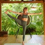 Gisele Bündchen Instagram - Managing stress is part of life and while we can’t always control our circumstances, we can choose how we respond to them and try to find healthy ways to deal with it. 1- Do a physical activity: it doesn’t need to be weights at the gym. Find something that you enjoy, dance, yoga, run, play a sport. The important thing is getting your body moving so you can benefit from the release of endorphins. 2- Walk in nature: Spending just 20 minutes a day connecting with nature can help lower stress and balance hormone levels. 3- Meditation / Conscious breathing: Find a comfortable spot in a quiet place, focus on on your breath, allow your mind and body to calm down. 4- Use herbal supplements: @gaiaherbs Ashwagandha, for example, can help improve the body’s resilience to mental and physical stress. 5- Eat a balanced diet : Do your best to avoid sugary, processed foods and try to eat more whole food that nourish your body. ✨ #ad Lidar com o estresse faz parte da vida e, embora, nem sempre possamos controlar as situações que nos acontecem, podemos escolher como reagimos a elas e tentar encontrar formas saudáveis ​​de lidar com isso. 1- Faça uma atividade física: não precisa ser somente puxar pesos na academia. Encontre algo que você goste, dance, faça ioga, corra, pratique algum esporte. O importante é movimentar o corpo para que você possa se beneficiar da liberação de endorfinas. 2- Caminhe na natureza: Passar 20 minutos por dia conectando-se com a natureza pode ajudar a diminuir o estresse e equilibrar os níveis hormonais. 3- Meditação/Respiração consciente: Encontre um local confortável e tranquilo, concentre-se na respiração, deixe sua mente e corpo se acalmarem. 4- Use suplementos de ervas: @gaiaherbs Ashwagandha, por exemplo, pode ajudar a melhorar a resiliência do corpo ao estresse físico e mental. 5- Faça uma dieta balanceada: Faça o possível para evitar alimentos açucarados e processados ​​e tente comer mais alimentos que nutrem seu corpo, isso fará com que você se sinta melhor e mais disposto.