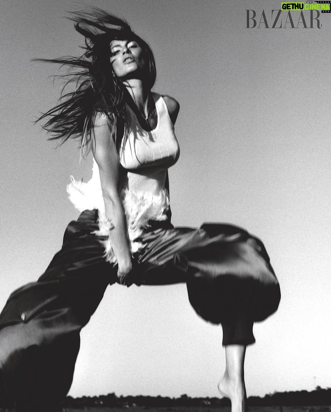 Gisele Bündchen Instagram - Thank you so much @harpersbazaarus for having me and thank you @aliciadkennedy for a great conversation about life and my new cookbook Nourish! Photographer: @luisalbertorodriguezstudio Stylist: @mr_carlos_nazario Creative Director: @lauragenninger Hair: @jimmypaulhair Makeup: @yad1m Manicure: Andréa J. Vieira of @thenailsaloon 📸 Muito obrigada @harpersbazaarus por me receber e obrigada @aliciadkennedy pela ótima conversa sobre a vida e meu novo livro de receitas Nourish!
