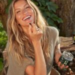 Gisele Bündchen Instagram - Managing stress is part of life and while we can’t always control our circumstances, we can choose how we respond to them and try to find healthy ways to deal with it. 1- Do a physical activity: it doesn’t need to be weights at the gym. Find something that you enjoy, dance, yoga, run, play a sport. The important thing is getting your body moving so you can benefit from the release of endorphins. 2- Walk in nature: Spending just 20 minutes a day connecting with nature can help lower stress and balance hormone levels. 3- Meditation / Conscious breathing: Find a comfortable spot in a quiet place, focus on on your breath, allow your mind and body to calm down. 4- Use herbal supplements: @gaiaherbs Ashwagandha, for example, can help improve the body’s resilience to mental and physical stress. 5- Eat a balanced diet : Do your best to avoid sugary, processed foods and try to eat more whole food that nourish your body. ✨ #ad Lidar com o estresse faz parte da vida e, embora, nem sempre possamos controlar as situações que nos acontecem, podemos escolher como reagimos a elas e tentar encontrar formas saudáveis ​​de lidar com isso. 1- Faça uma atividade física: não precisa ser somente puxar pesos na academia. Encontre algo que você goste, dance, faça ioga, corra, pratique algum esporte. O importante é movimentar o corpo para que você possa se beneficiar da liberação de endorfinas. 2- Caminhe na natureza: Passar 20 minutos por dia conectando-se com a natureza pode ajudar a diminuir o estresse e equilibrar os níveis hormonais. 3- Meditação/Respiração consciente: Encontre um local confortável e tranquilo, concentre-se na respiração, deixe sua mente e corpo se acalmarem. 4- Use suplementos de ervas: @gaiaherbs Ashwagandha, por exemplo, pode ajudar a melhorar a resiliência do corpo ao estresse físico e mental. 5- Faça uma dieta balanceada: Faça o possível para evitar alimentos açucarados e processados ​​e tente comer mais alimentos que nutrem seu corpo, isso fará com que você se sinta melhor e mais disposto.