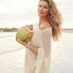 Gisele Bündchen Instagram - Managing stress is part of life and while we can’t always control our circumstances, we can choose how we respond to them and try to find healthy ways to deal with it. 1- Do a physical activity: it doesn’t need to be weights at the gym. Find something that you enjoy, dance, yoga, run, play a sport. The important thing is getting your body moving so you can benefit from the release of endorphins. 2- Walk in nature: Spending just 20 minutes a day connecting with nature can help lower stress and balance hormone levels. 3- Meditation / Conscious breathing: Find a comfortable spot in a quiet place, focus on on your breath, allow your mind and body to calm down. 4- Use herbal supplements: @gaiaherbs Ashwagandha, for example, can help improve the body’s resilience to mental and physical stress. 5- Eat a balanced diet : Do your best to avoid sugary, processed foods and try to eat more whole food that nourish your body. ✨ #ad Lidar com o estresse faz parte da vida e, embora, nem sempre possamos controlar as situações que nos acontecem, podemos escolher como reagimos a elas e tentar encontrar formas saudáveis ​​de lidar com isso. 1- Faça uma atividade física: não precisa ser somente puxar pesos na academia. Encontre algo que você goste, dance, faça ioga, corra, pratique algum esporte. O importante é movimentar o corpo para que você possa se beneficiar da liberação de endorfinas. 2- Caminhe na natureza: Passar 20 minutos por dia conectando-se com a natureza pode ajudar a diminuir o estresse e equilibrar os níveis hormonais. 3- Meditação/Respiração consciente: Encontre um local confortável e tranquilo, concentre-se na respiração, deixe sua mente e corpo se acalmarem. 4- Use suplementos de ervas: @gaiaherbs Ashwagandha, por exemplo, pode ajudar a melhorar a resiliência do corpo ao estresse físico e mental. 5- Faça uma dieta balanceada: Faça o possível para evitar alimentos açucarados e processados ​​e tente comer mais alimentos que nutrem seu corpo, isso fará com que você se sinta melhor e mais disposto.