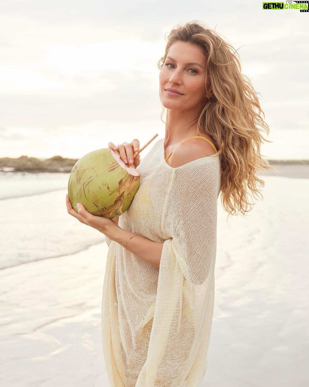 Gisele Bündchen Instagram - Managing stress is part of life and while we can’t always control our circumstances, we can choose how we respond to them and try to find healthy ways to deal with it. 1- Do a physical activity: it doesn’t need to be weights at the gym. Find something that you enjoy, dance, yoga, run, play a sport. The important thing is getting your body moving so you can benefit from the release of endorphins. 2- Walk in nature: Spending just 20 minutes a day connecting with nature can help lower stress and balance hormone levels. 3- Meditation / Conscious breathing: Find a comfortable spot in a quiet place, focus on on your breath, allow your mind and body to calm down. 4- Use herbal supplements: @gaiaherbs Ashwagandha, for example, can help improve the body’s resilience to mental and physical stress. 5- Eat a balanced diet : Do your best to avoid sugary, processed foods and try to eat more whole food that nourish your body. ✨ #ad Lidar com o estresse faz parte da vida e, embora, nem sempre possamos controlar as situações que nos acontecem, podemos escolher como reagimos a elas e tentar encontrar formas saudáveis de lidar com isso. 1- Faça uma atividade física: não precisa ser somente puxar pesos na academia. Encontre algo que você goste, dance, faça ioga, corra, pratique algum esporte. O importante é movimentar o corpo para que você possa se beneficiar da liberação de endorfinas. 2- Caminhe na natureza: Passar 20 minutos por dia conectando-se com a natureza pode ajudar a diminuir o estresse e equilibrar os níveis hormonais. 3- Meditação/Respiração consciente: Encontre um local confortável e tranquilo, concentre-se na respiração, deixe sua mente e corpo se acalmarem. 4- Use suplementos de ervas: @gaiaherbs Ashwagandha, por exemplo, pode ajudar a melhorar a resiliência do corpo ao estresse físico e mental. 5- Faça uma dieta balanceada: Faça o possível para evitar alimentos açucarados e processados e tente comer mais alimentos que nutrem seu corpo, isso fará com que você se sinta melhor e mais disposto.