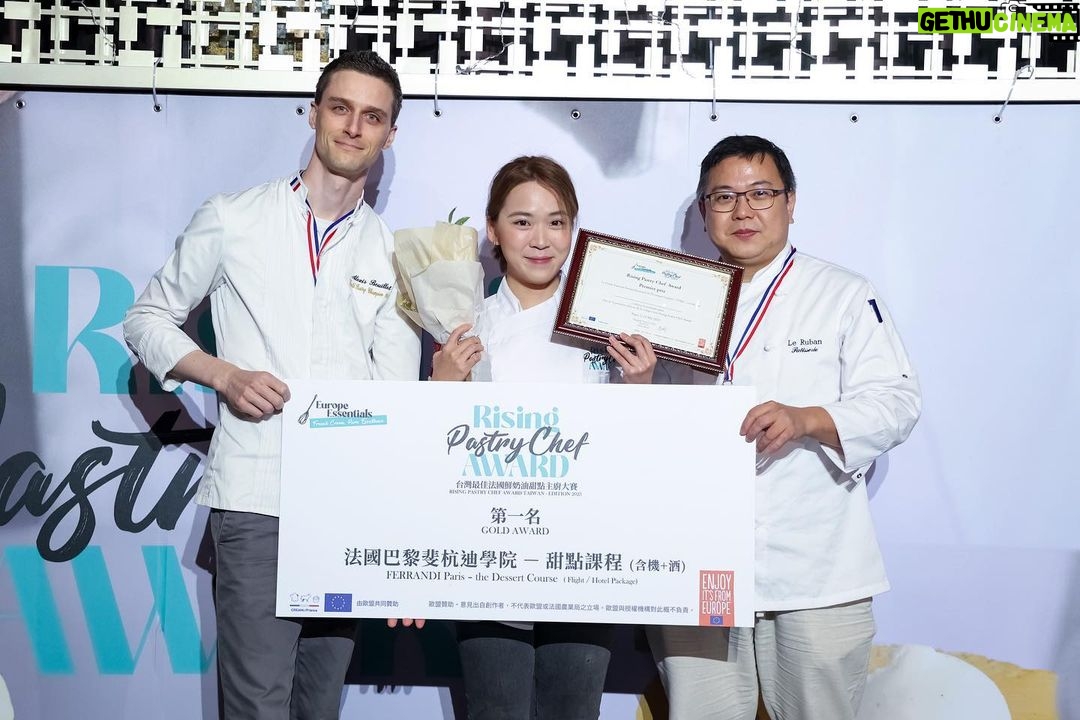 Gladys Lee Instagram - 主持 #最佳法國鮮奶油甜點主廚大賽頒獎典禮 Rising Pastry Chef Award Ceremony 由 #法國乳製品公會 #Cniel 及歐盟聯合贊助的首屆「最佳法國鮮奶油甜點主廚大賽」冠軍賽,以「翻玩法式經典甜點」和「都市自然」為創作主題,考驗年輕甜點師傅突破框架,使用高品質的法國鮮奶油完成美味又創新的作品 🇫🇷 首獎得主獲得台北巴黎來回機票+ FERRANDI Paris 甜點課程,真的是抱回大獎!大大恭喜!努力學習吧,讓台灣的甜點生態更健康、更上層樓💪 . #歐洲鮮奶油 #法國鮮奶油 #parisbrest #cream #frenchcream #pastry #開幕式 #全英主持 #新聞主播 #節目主持 #主持人 #雙語主持 #活動主持 #精品主持 #中英主持 #中英主持人 #英文主持人 #直播 #直播主持人 #開幕主持 #論壇主持 #春酒主持 #記者會主持 #記者會 #晚宴主持 #host #bilingualhost
