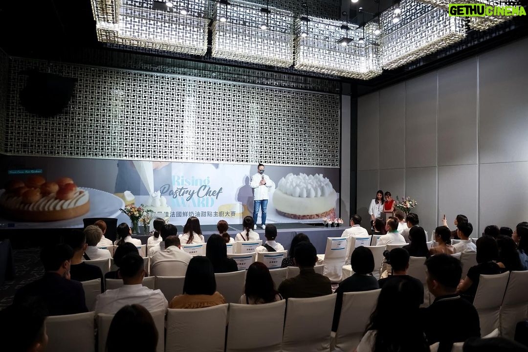Gladys Lee Instagram - 主持 #最佳法國鮮奶油甜點主廚大賽頒獎典禮 Rising Pastry Chef Award Ceremony 由 #法國乳製品公會 #Cniel 及歐盟聯合贊助的首屆「最佳法國鮮奶油甜點主廚大賽」冠軍賽,以「翻玩法式經典甜點」和「都市自然」為創作主題,考驗年輕甜點師傅突破框架,使用高品質的法國鮮奶油完成美味又創新的作品 🇫🇷 首獎得主獲得台北巴黎來回機票+ FERRANDI Paris 甜點課程,真的是抱回大獎!大大恭喜!努力學習吧,讓台灣的甜點生態更健康、更上層樓💪 . #歐洲鮮奶油 #法國鮮奶油 #parisbrest #cream #frenchcream #pastry #開幕式 #全英主持 #新聞主播 #節目主持 #主持人 #雙語主持 #活動主持 #精品主持 #中英主持 #中英主持人 #英文主持人 #直播 #直播主持人 #開幕主持 #論壇主持 #春酒主持 #記者會主持 #記者會 #晚宴主持 #host #bilingualhost